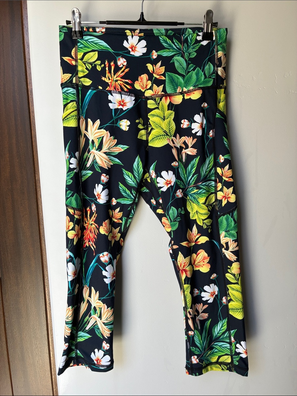Woman’s Black Tropical Floral Stretch Cropped Leggings